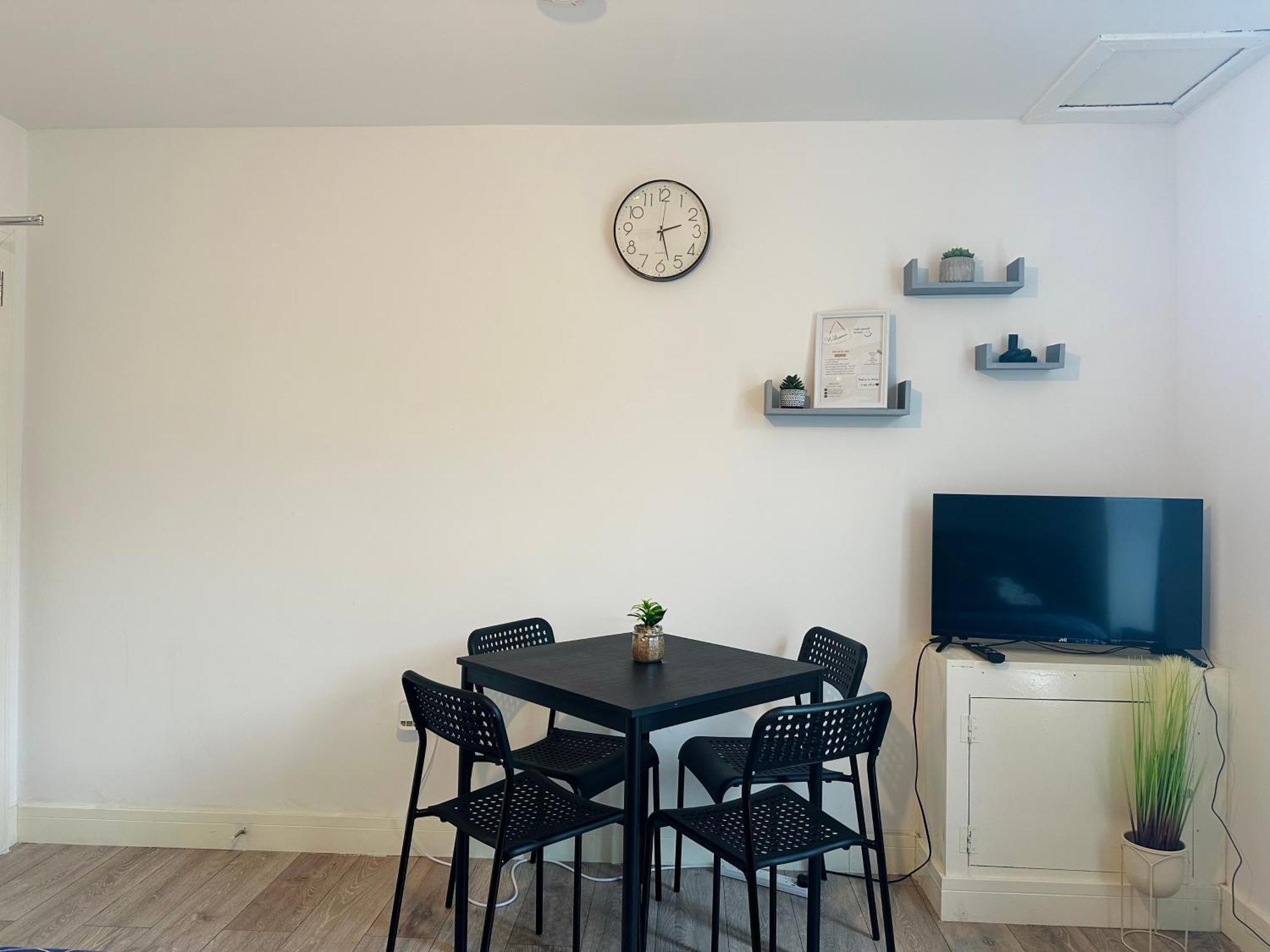 Cosy Modern 1 Bedroom - Neath Road Port Talbot Near Train Station * Briton Ferry